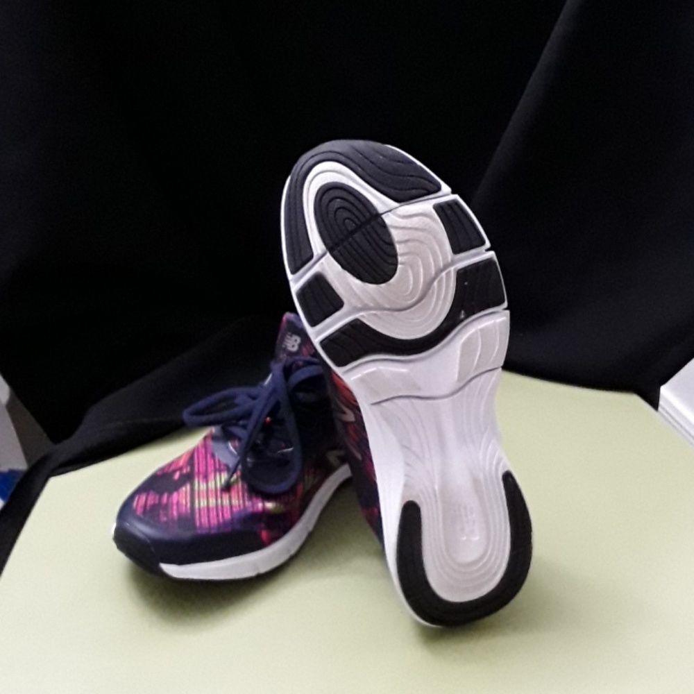 NEW BALANCE GYM SHOES - Picture 4 of 5
